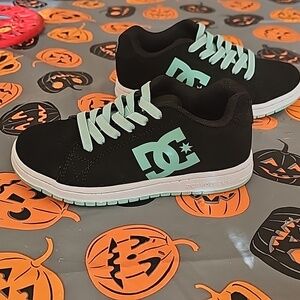 DC court graffik skater unisex size little kids 13.